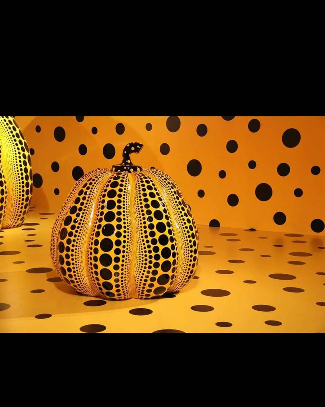 La Escultura Calabaza De Yayoi Kusama Cay Al Mar Durante Un Tif N En