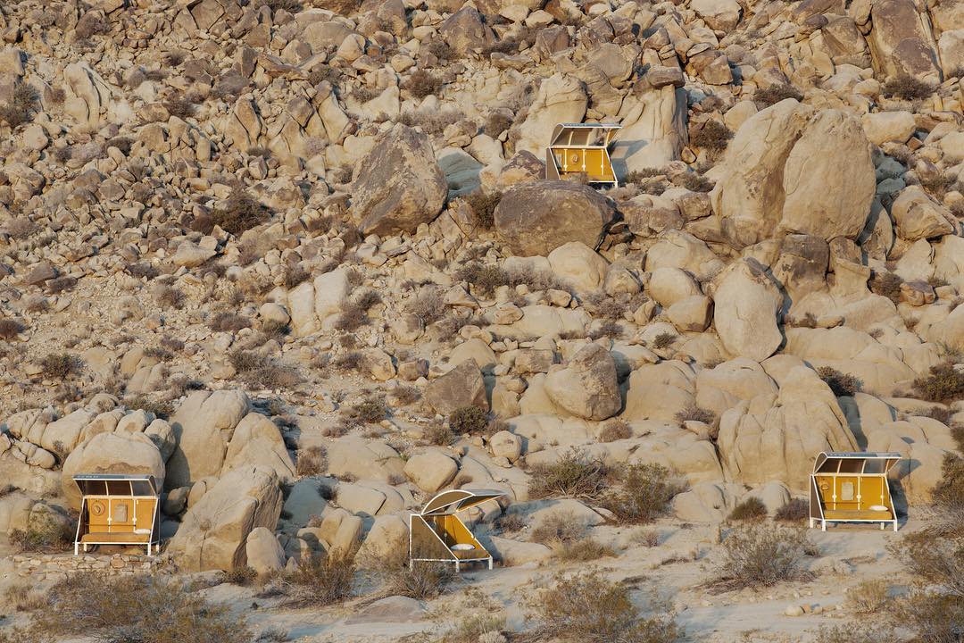Minis cabañas- camas en medio del desierto – PuroDiseño