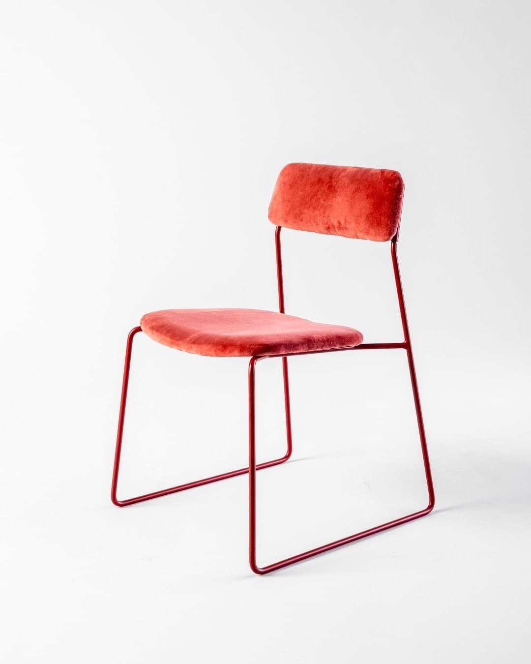 Tres amigos que se juntaron a experimentar diseño de muebles y armaron