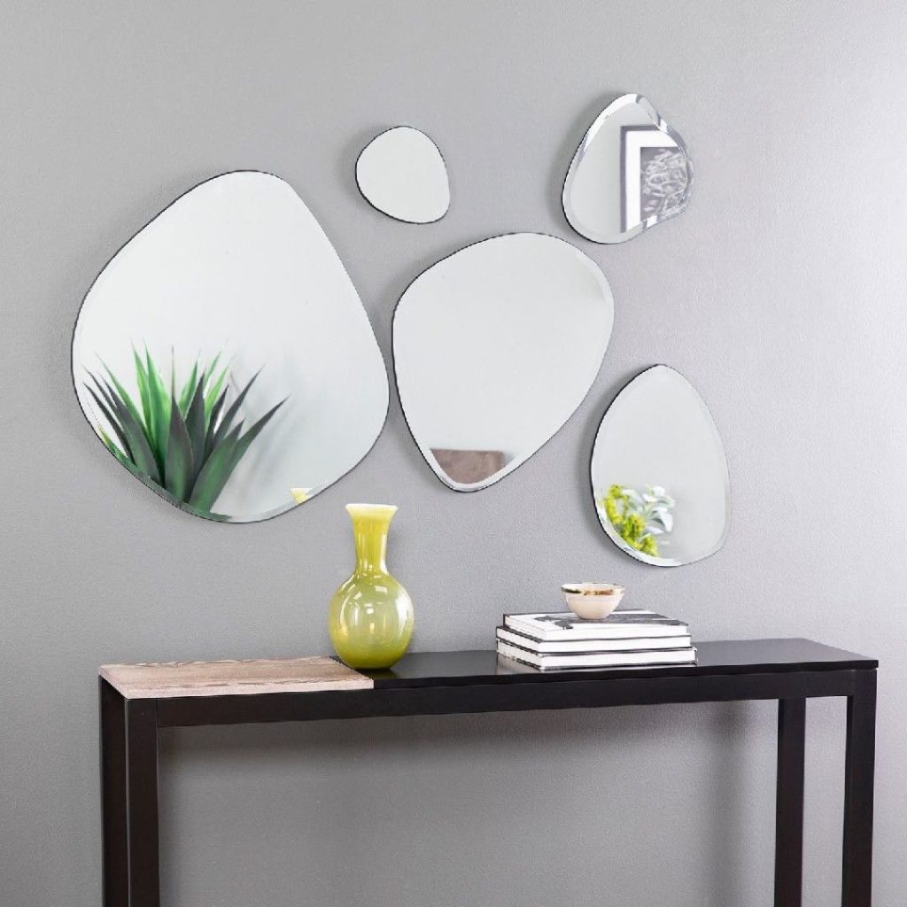 espejo minimalista curvilíneo con silueta orgánica