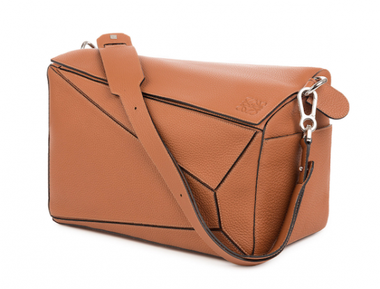 Así se hace el bolso puzzle, un accesorio símbolo del nuevo diseño español