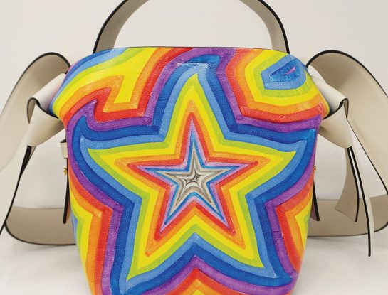Un accesorio estrella creado por una firma de moda y un artista