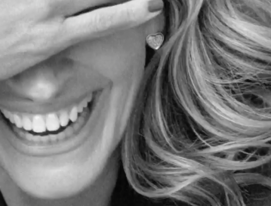 Mirá quién sonríe en una campaña de relojes…