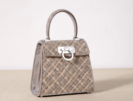 Una cartera diseñada en nombre de la Tierra