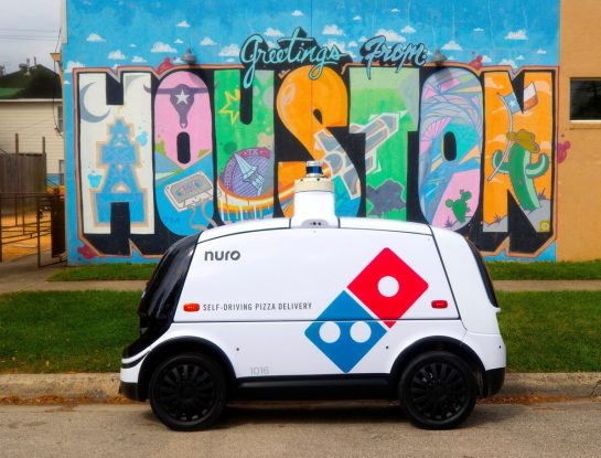 El delivery del futuro ya llegó: un mini coche sin conductor (¡y con una pizza!)