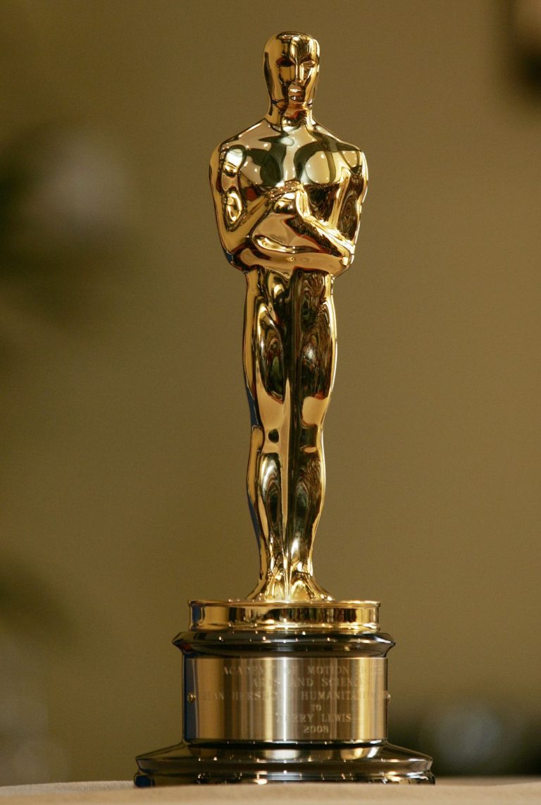 Fotografía de la estatuilla dorada que se entrega al ganador del Oscar.