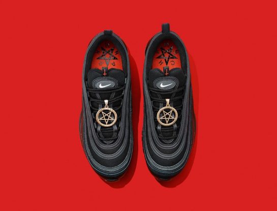 Una zapatilla ¡con sangre humana! (Ese polémico objeto de diseño)