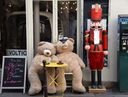 Una curiosa (y encantadora) intervención urbana en los cafés de París