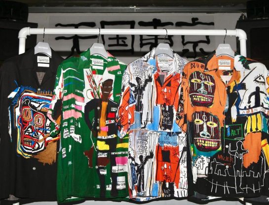El arte de Basquiat estampado sobre camisas hawaianas