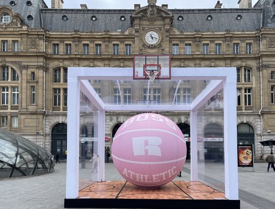 La vie en una pelota de básquet rosa: una instalación de moda en París