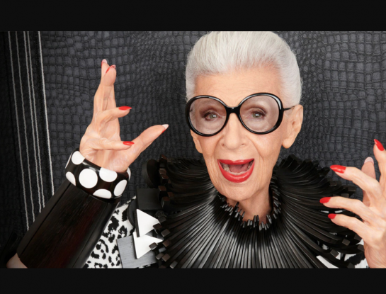 Iris Apfel cumple 100 años y lo celebra con una colección de anteojos