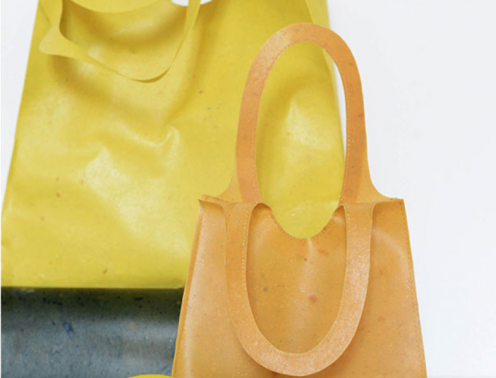 Una bolsa con cáscaras de frutas: diseño sustentable y biodegradable para llevar