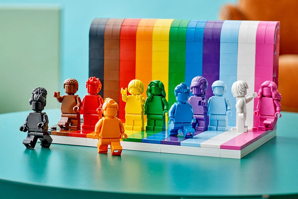 Los colores del arcoíris de la bandera del Orgullo tiñen la cultura pop, como este kit de Lego de 2022. 