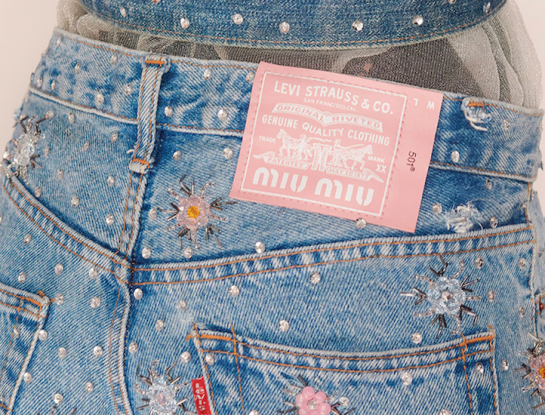 El clásico denim y la moda disruptiva en una colección upcycled: la nueva fórmula sustentable