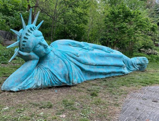 La Estatua de La Libertad reclinada (como un Buda) en Nueva York