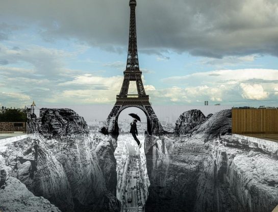 Una instalación de arte pone a la Torre Eiffel sobre una montaña helada (¡Vive la Frozen!)
