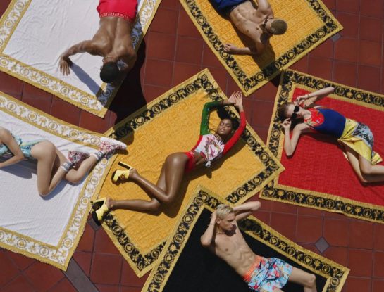 Todo lo que necesitamos es… unas vacaciones estilo Versace