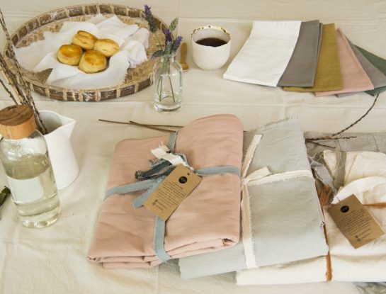 Una mesa servida con mantelería sostenible y solidaria