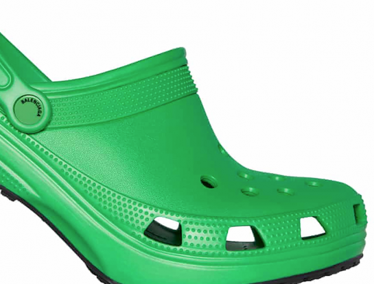 Este es el último capricho del diseño de zapatos: las Crocs con tacos altos de Balenciaga