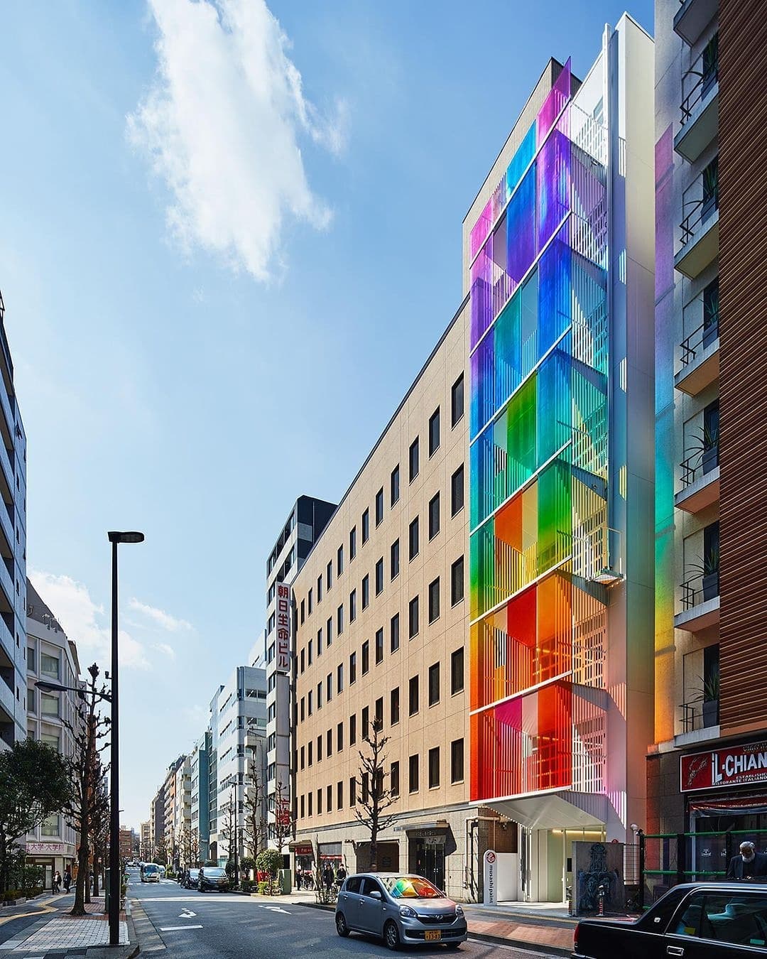 Un fascinante edificio “arcoíris vertical” en Tokio – PuroDiseño