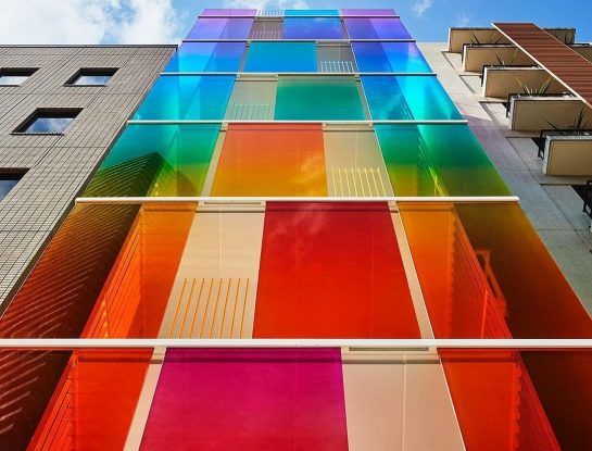 Un fascinante edificio “arcoíris vertical” en Tokio