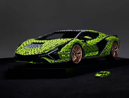 Un Lamborghini a escala real construido con 400.000 piezas de Lego