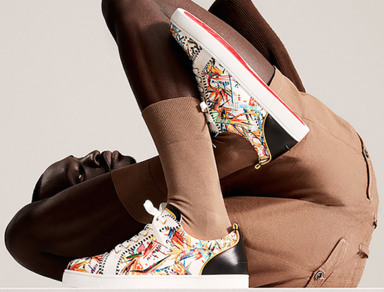 Una colección de zapatos contra el racismo y la violencia