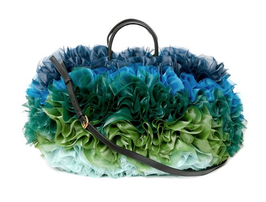 Accesorios con volados protagonistas de una colaboración top de diseño de moda 2021