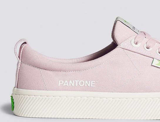 Pantone se pone las zapatillas de diseño más simple y las más cómodas de 2021