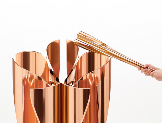 Conocé a Tokujin Yoshioka, el diseñador que hizo la antorcha olímpica de Tokio 2020