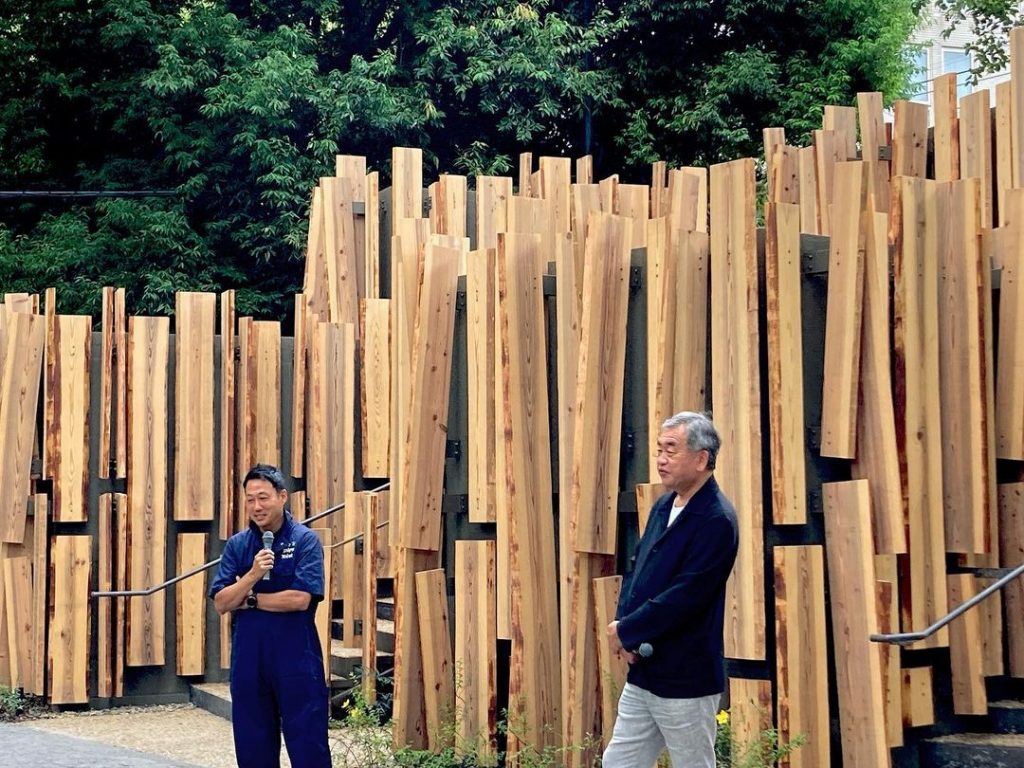 Kengo Kuma utilizó madera para diseñar los baños públicos de Tokio 2020. 