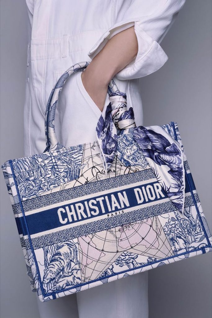 Los pañuelos de seda de Dior decoran bolsos de la maison. 