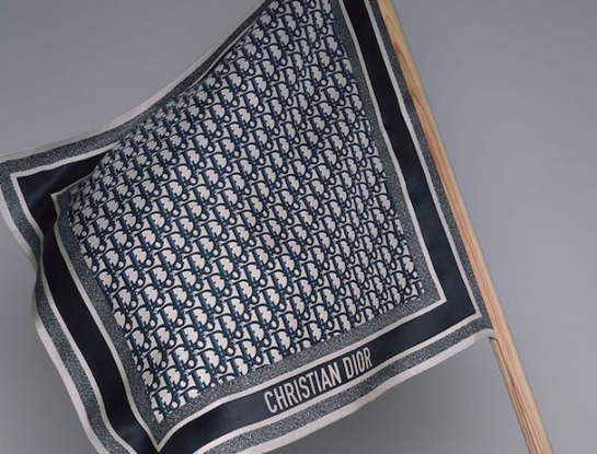 El poder de los nuevos pañuelos de seda de Dior, un accesorio tendencia 2021