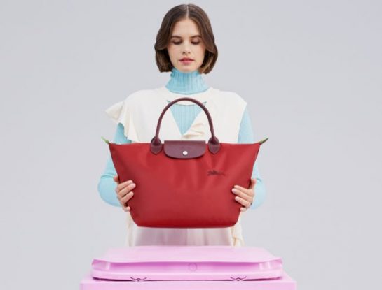 Una cartera símbolo de la moda de los ´90 renace con materiales reciclados