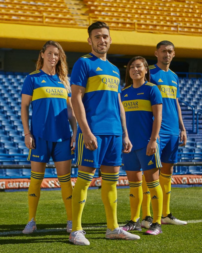 Jugadores y jugadoras de Boca estrenan la camiseta que celebra a Maradona. 