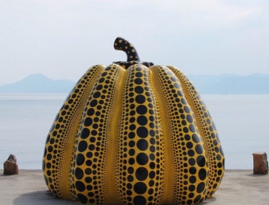 La escultura Calabaza de Yayoi Kusama cayó al mar durante un tifón en Japón
