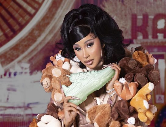 Cardi B estrena zapatillas y moda deportiva e inclusiva