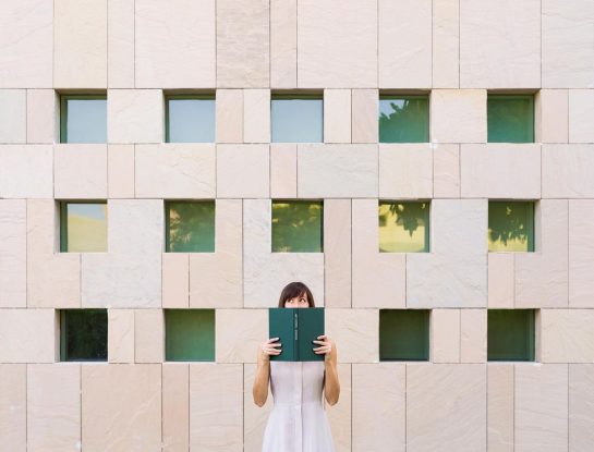 Ellos reinventan la fotografía de arquitectura con arte, diseño y humor