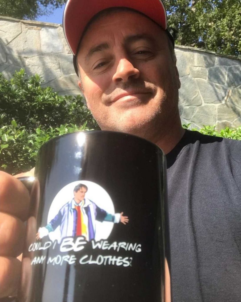 Matt LeBlanc con una taza de la colección Friends. 