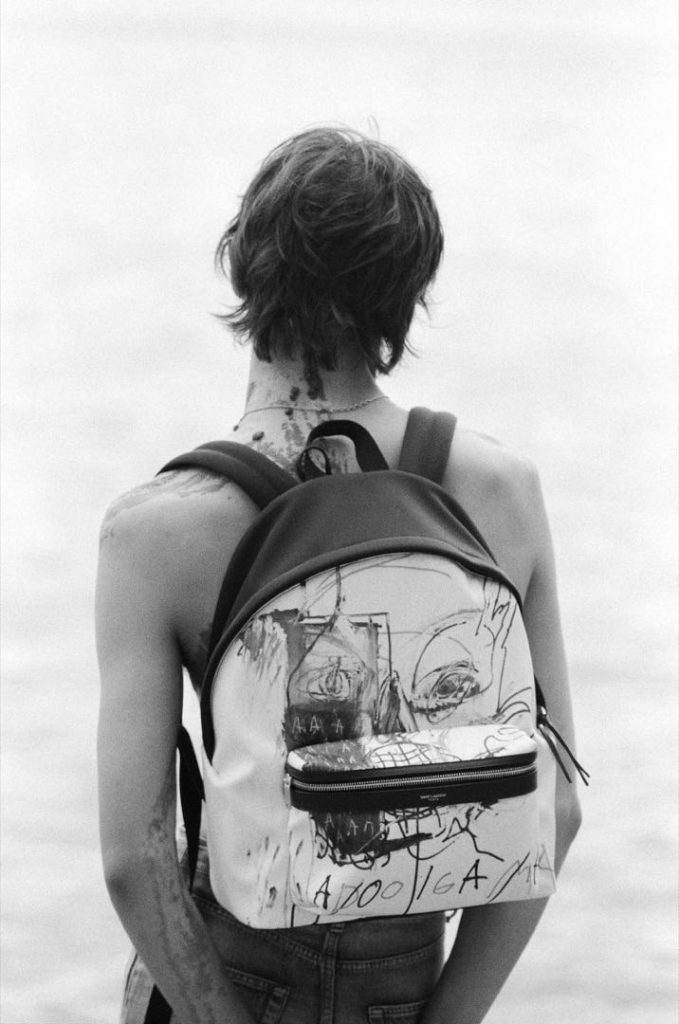 Una mochila Saint Laurent con el arte de Basquiat. 