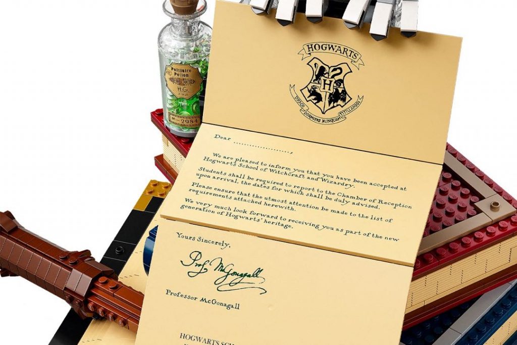 La carta de invitación a Hogwarts, símbolo de la caja exclusiva para coleccionistas de Harry Potter de Lego. 