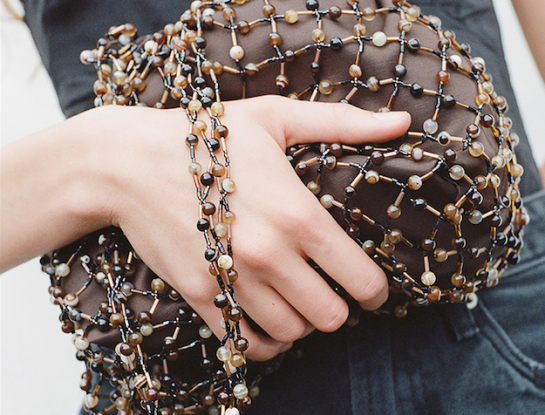 Desde Nueva Zelanda, una marca de accesorios escultóricos y sustentables que sorprende