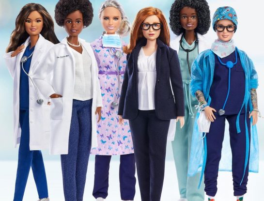 Así es la muñeca Barbie inspirada en la creadora de la vacuna AstraZeneca y otras mujeres de la ciencia