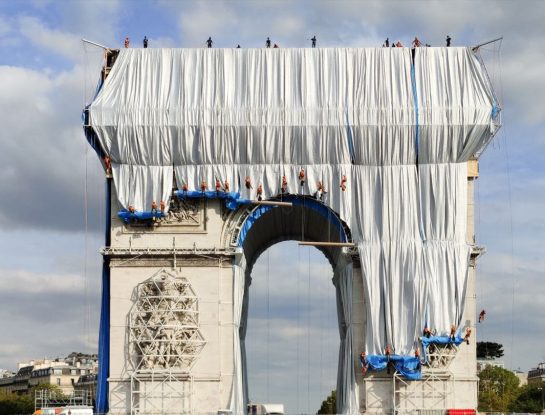 Así se convierte el Arco del Triunfo de París en un paquete de regalo gigante