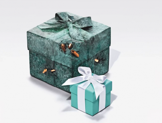 Tiffany & Co. reinventó su icónica caja junto con el artista Daniel Arsham