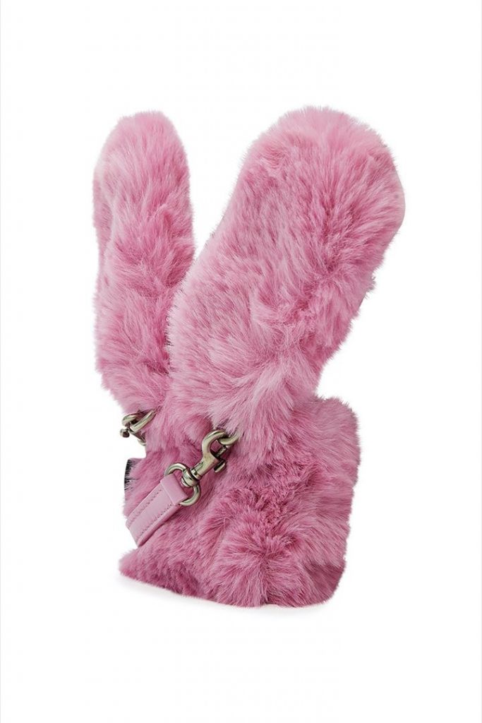Los iPhone Bunny Case de Balenciaga tienen una correa de cuero en el mismo color rosa. 