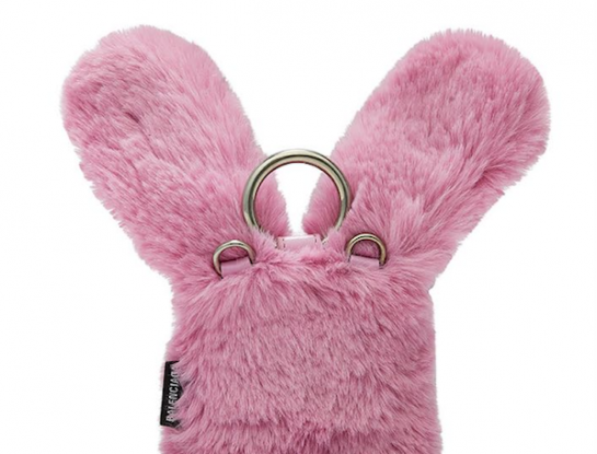 Las extravagantes fundas de peluche de Balenciaga para iPhone y Airpods