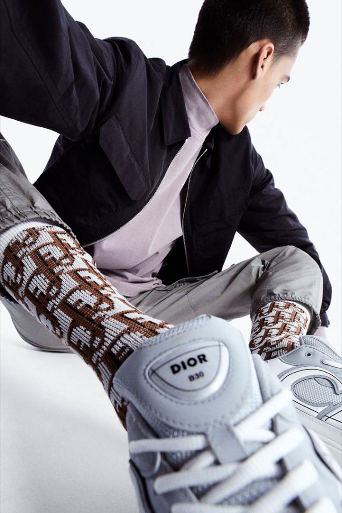 Las sneakers B30 de Dior, identificadas con la tendencia "dad shoes". 