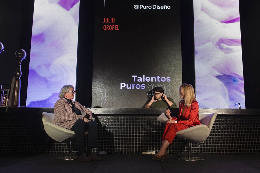 Julio Oropel entrevistado por Adriana Salonia en el escenario de Puro Diseño en CasaSur. 