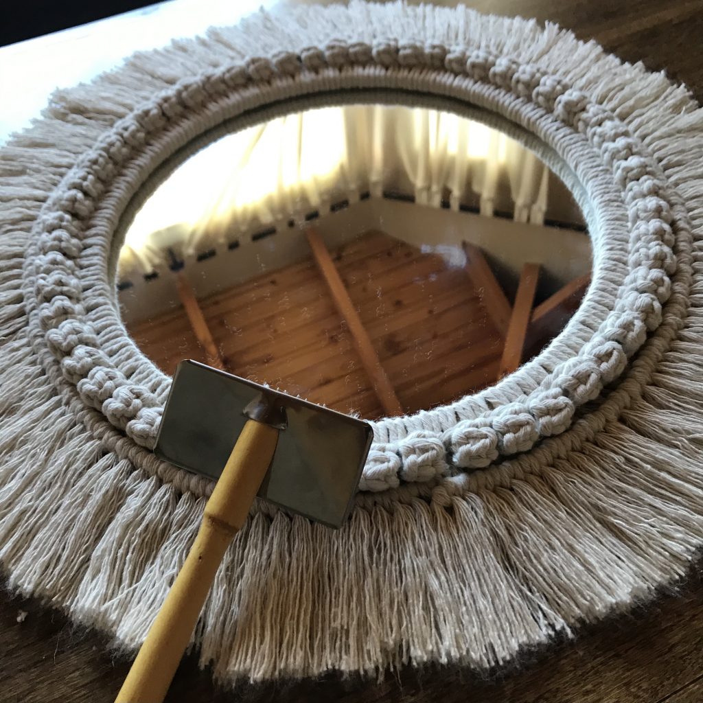 Espejo con hilo de algodón con técnica de macramé de Nativo. 